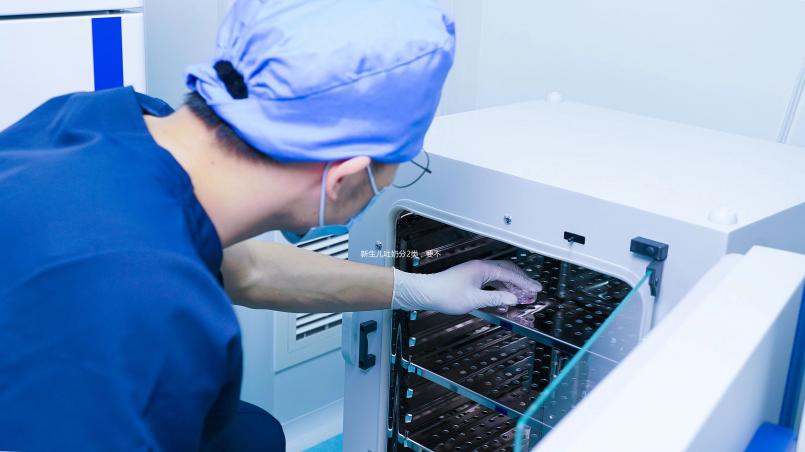 新生兒吐奶分2類，要不要看醫(yī)生得看你是哪種！